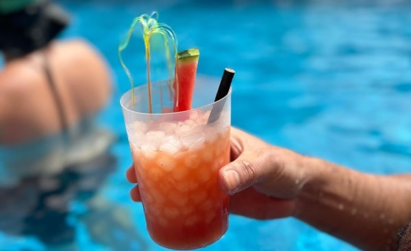 Leckere Cocktails am Pool genießen auf Mallorca
